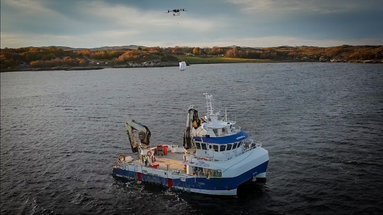 FC30 transferring cargo to a vessel at sea